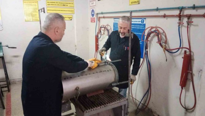 Depremzedeler İçin Varil Tipi Soba Üretiyorlar