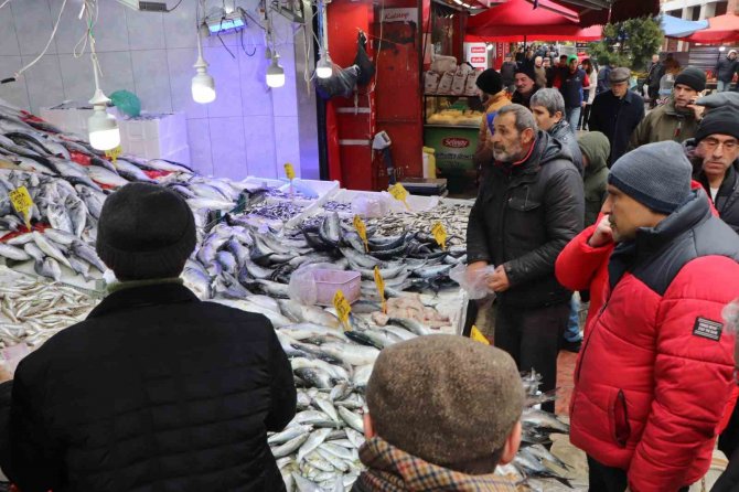 Karadeniz’deki Fırtına Balık Avını Aksattı, Tezgahlar Buzhane Balıklarına Kaldı