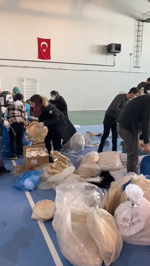 Kars’ta Kadınlar Pişirdikleri Ekmekleri Deprem Bölgesine Gönderdi