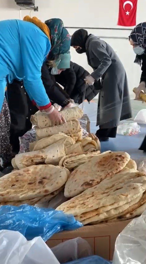 Kars’ta Kadınlar Pişirdikleri Ekmekleri Deprem Bölgesine Gönderdi