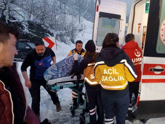 Bölgede 1,5 Metreye Ulaşan Karda Mahsur Kalan Hastalar Kurtarıldı