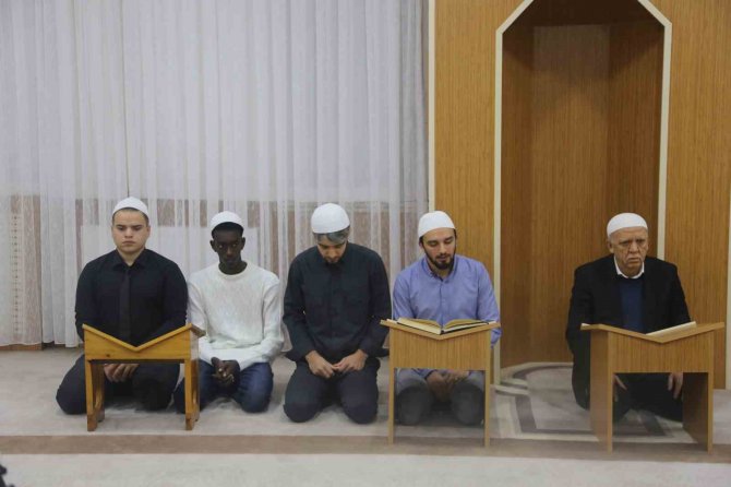 Yabancı Öğrenciler Depremzedeler İçin Kur’an-ı Kerim Okudu