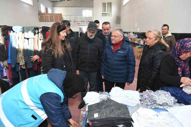 Başkan Büyükkılıç, Depremzedeleri Kaldıkları Yurtta Ziyaret Etti