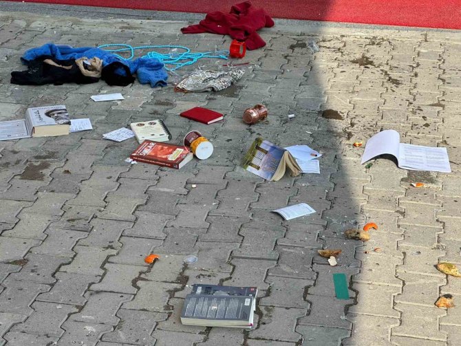Evinde Ne Bulduysa Dışarı Attı