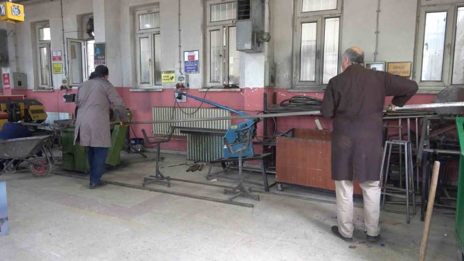 Gönüllü Öğretmenler Çadır Kentlerdeki Depremzedelere Odun Sobası Üretiyor