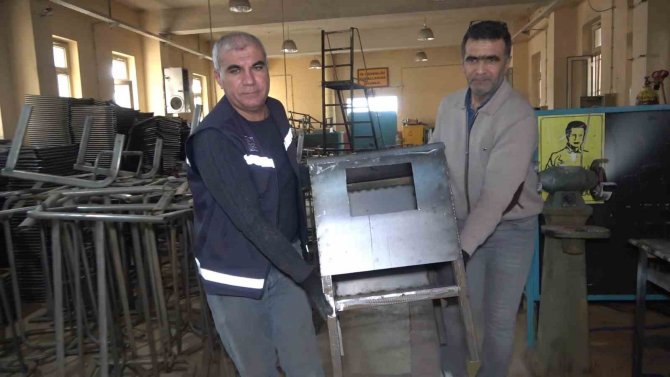 Gönüllü Öğretmenler Çadır Kentlerdeki Depremzedelere Odun Sobası Üretiyor