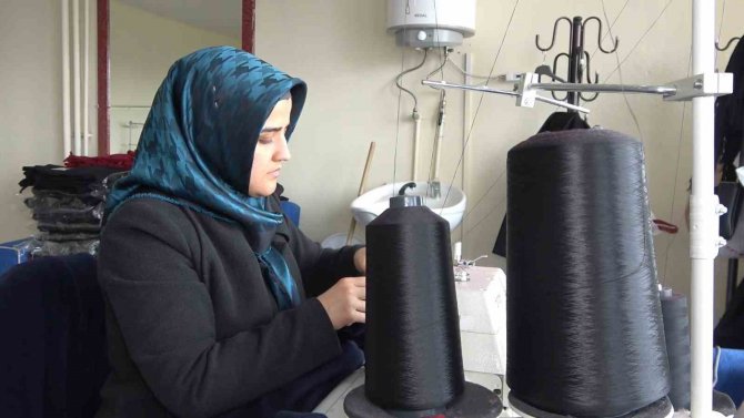 Gönüllüler Depremzedeler İçin Kışlık Kıyafet Ve Battaniye Üretiyor