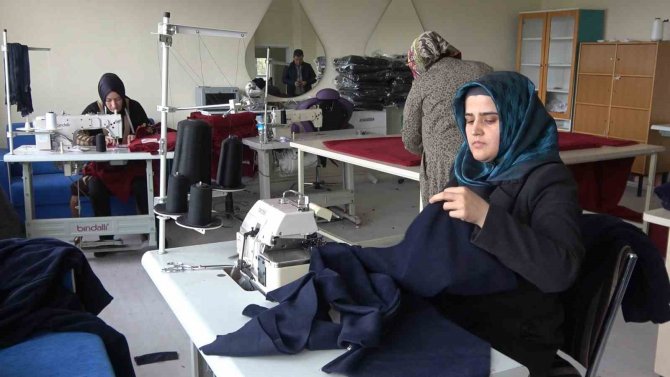 Gönüllüler Depremzedeler İçin Kışlık Kıyafet Ve Battaniye Üretiyor