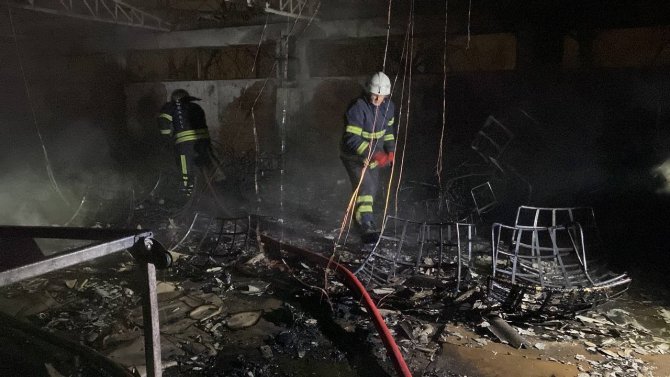 Kocaeli’de Mobilya Fabrikasının Sünger Deposu Alevlere Teslim Oldu