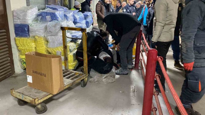 Meyve Sebze Halinde Bıçaklı Kavga: 1 Yaralı
