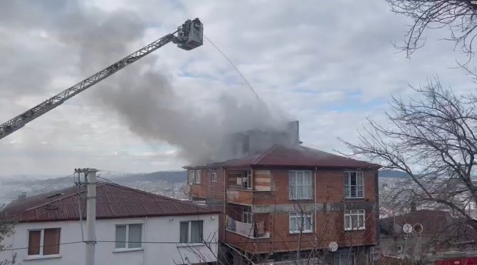 Binanın Çatısında Çıkan Yangın Paniğe Sebep Oldu
