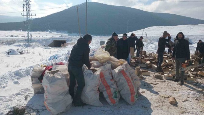 Ardahanlı Köylülerden Deprem Bölgesine Odun Yardımı