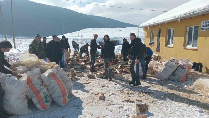 Ardahanlı Köylülerden Deprem Bölgesine Odun Yardımı