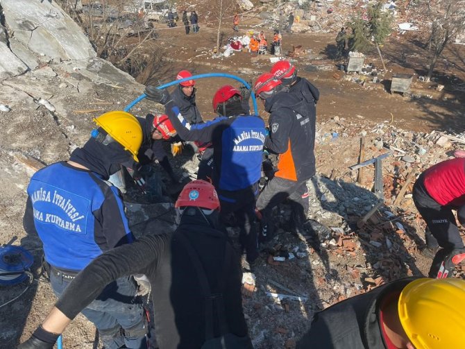 Manisa Büyükşehir Belediyesi Ekipleri Deprem Bölgesi Çalışmaları Sürüyor