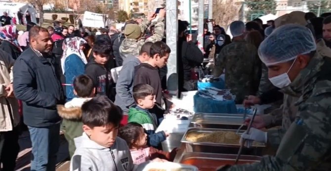 Mehmetçik Şanlıurfa’da Depremzedelere Sıcak Yemek Dağıtıyor