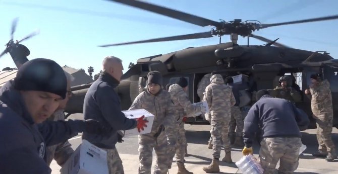 İ̇ncirlik Üssünden Helikopterlerle Deprem Bölgesine Yardımlar Ulaştırılmaya Devam Ediyor