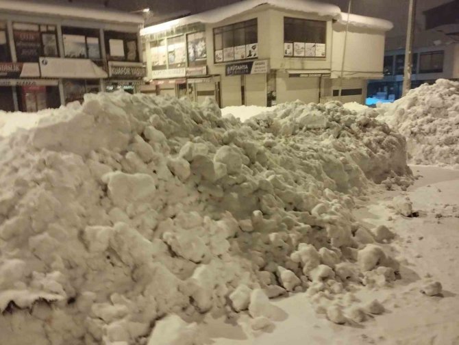 Varto’nun Cadde Ve Sokaklarında Biriken Kar Kütleleri İlçe Dışına Taşınıyor