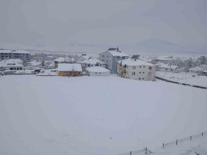 Varto’nun Cadde Ve Sokaklarında Biriken Kar Kütleleri İlçe Dışına Taşınıyor