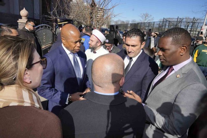 New York Belediye Başkanı Adams’tan Türk Camisine Ziyaret