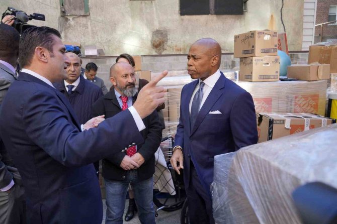 New York Belediye Başkanı Adams’tan Türk Camisine Ziyaret