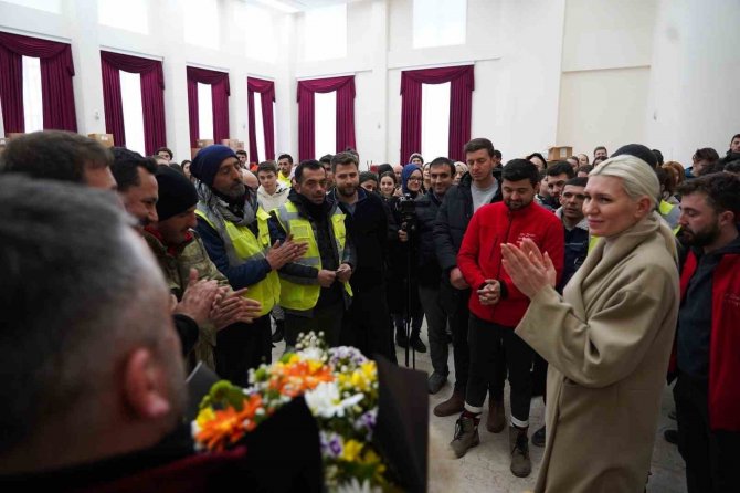 Onlarca Canı Enkaz Altından Çıkaran Ekip Çiçeklerle Karşılandı