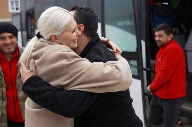 Onlarca Canı Enkaz Altından Çıkaran Ekip Çiçeklerle Karşılandı