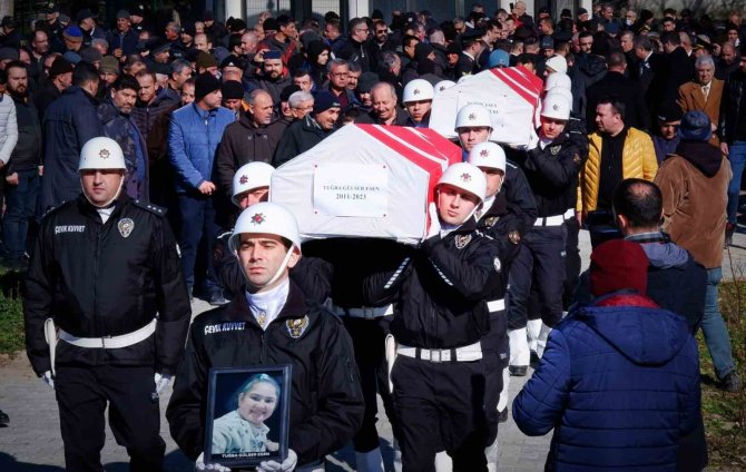 Enkaz Altında Kalan Polis Anne Ve Kızı Gözyaşlarıyla Uğurlandı