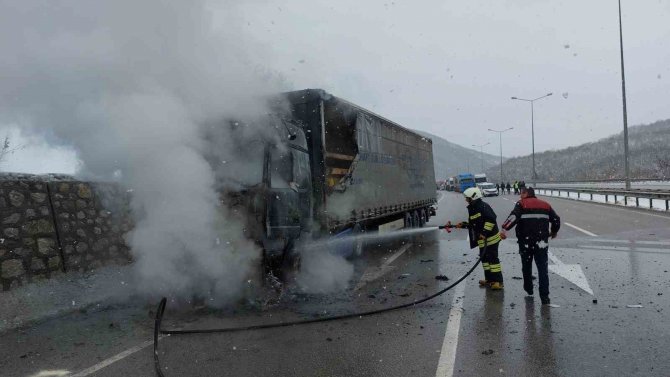 Samsun’da Motor Yağı Yüklü Tır Alev Alev Yandı