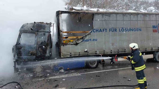 Samsun’da Motor Yağı Yüklü Tır Alev Alev Yandı