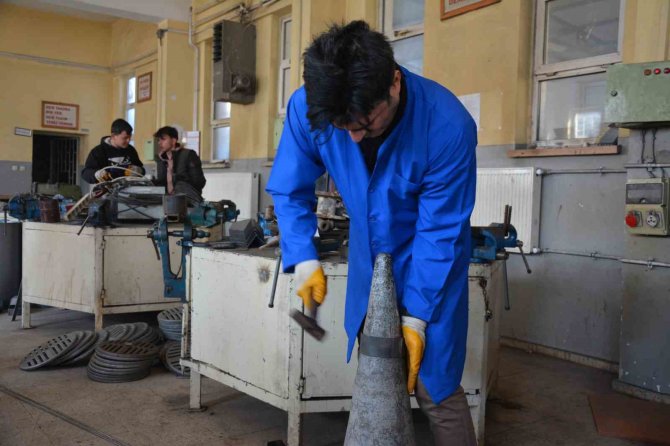 Deprem Çadırlarına Sobalar Metal’den, Odunlar Köylülerden
