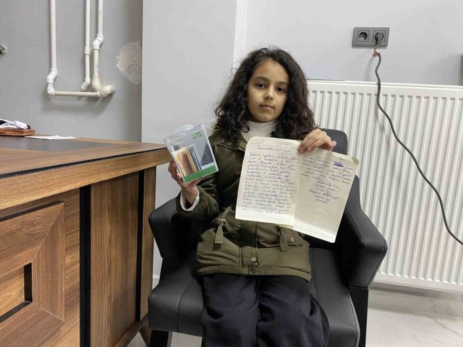 9 Yaşındaki Elif, Telefon Almak İçin Biriktirdiği Parayı Depremzedelere Bağışladı