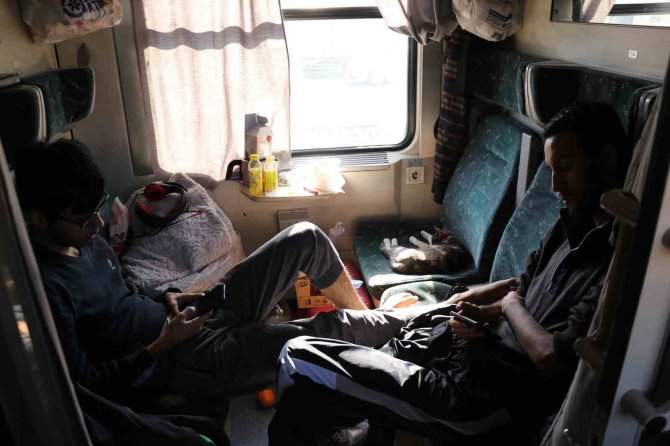 Bin 200 Depremzede, Yataklı Ve Pulman Vagonlu Trende Konaklıyor