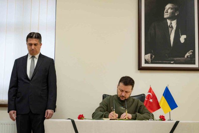 Zelenskiy, Türkiye’nin Kiev Büyükelçiliğini Ziyaret Etti