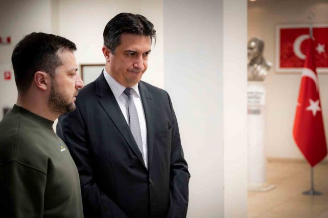 Zelenskiy, Türkiye’nin Kiev Büyükelçiliğini Ziyaret Etti