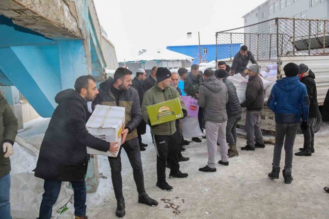Başkale’de Deprem Bölgeleri İçin Yardım Seferberliği Devam Ediyor