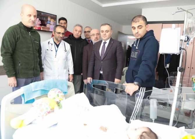 Yök Başkanı Özvar Ve Erü Rektörü Altun, Deprem Bölgesinden Erü’ye Sevk Edilen Yaralıları Ziyaret Etti