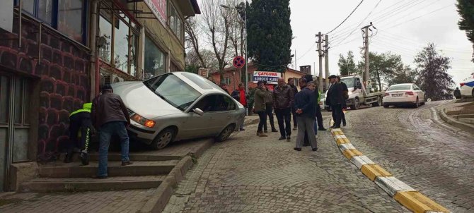 Sürücü El Frenini Çekmeyi Unuttu, Facianın Eşiğinden Dönüldü