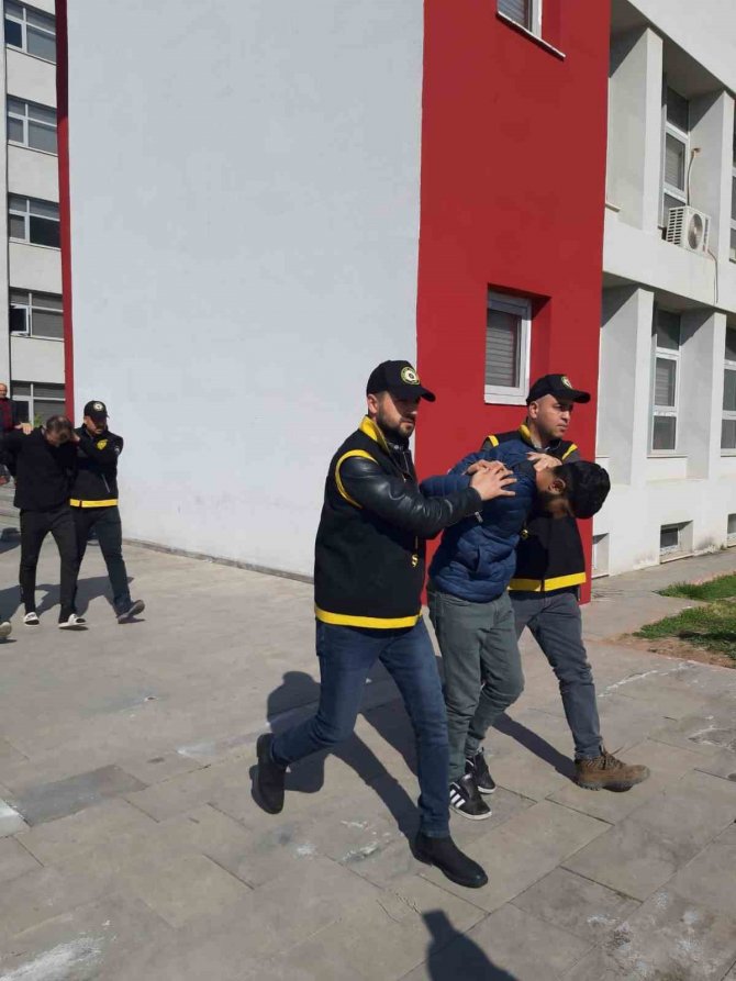 Depremzedelerin Malzemesini Çalan 32 Kişi Tutuklandı