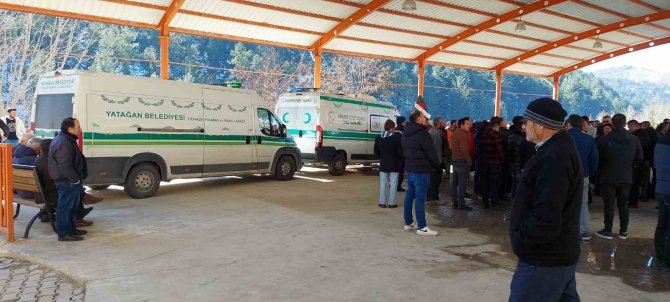 Depremde Ölen Muğlalı Öğretmen Ve Ailesi Toprağa Verildi