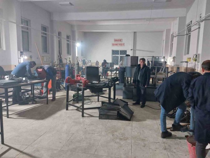 Aşkale’de Depremzedeler İçin Soba Üretiliyor