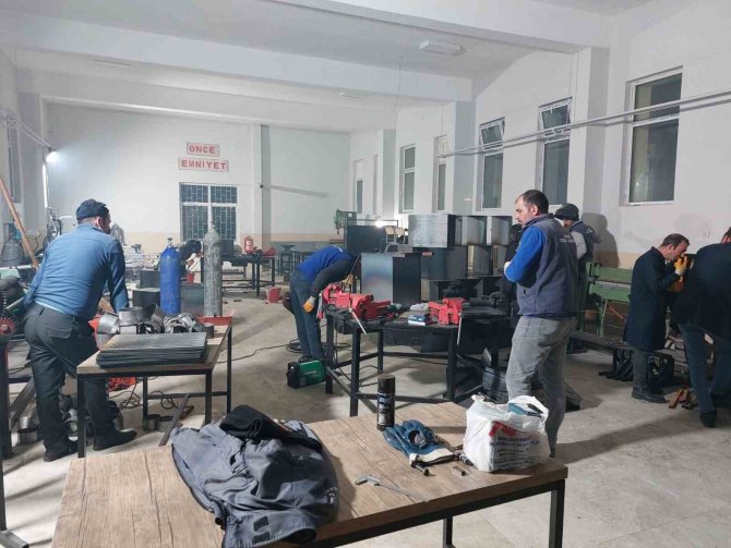 Aşkale’de Depremzedeler İçin Soba Üretiliyor
