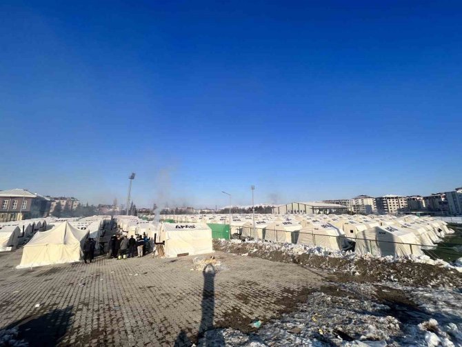 Milletvekili Tin, Depremzedelerle Görüştü