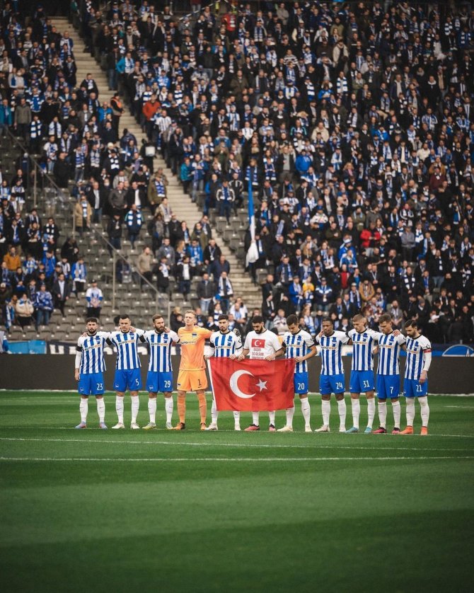 Tolga Ciğerci Isınmaya "Başın Sağ Olsun Türkiye" Tişörtüyle Çıktı