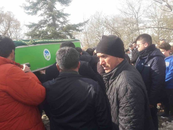 Depremde Hayatını Kaybeden Anne Ve 3 Kızı Sakarya’da Toprağa Verildi