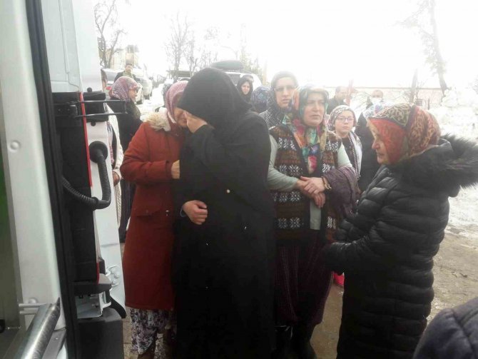 Depremde Hayatını Kaybeden Anne Ve 3 Kızı Sakarya’da Toprağa Verildi