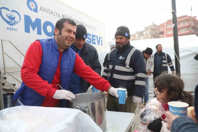 Hatay’da Depremzede Ve Görevli Personele Sıcak Yemek