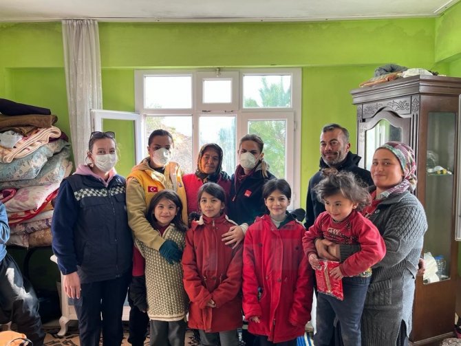 Antalya Büyükşehir Sağlık Ekipleri Depremzedelerin Yaralarını Sarıyor