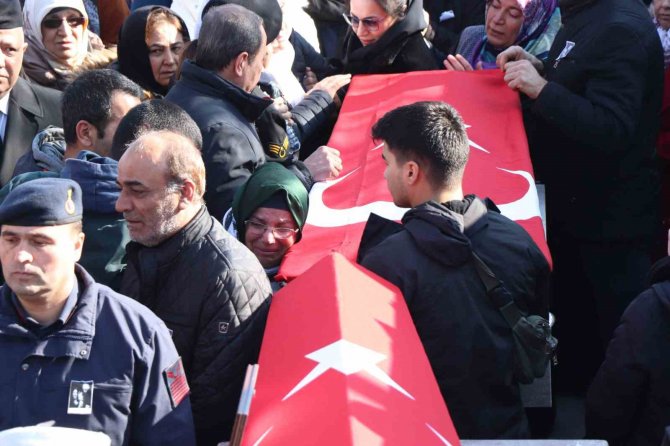 Depremde Hayatını Kaybeden Astsubay Ve Ailesi Son Yolcuğuna Uğurlandı