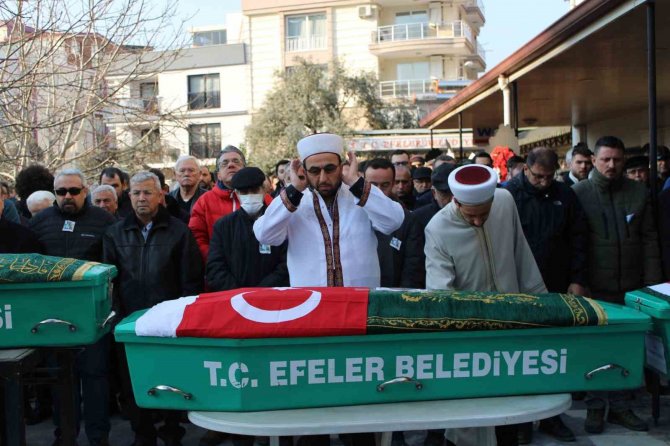 Depremde Hayatını Kaybeden Doktor Ve Ailesi Son Yolculuğuna Uğurlandı