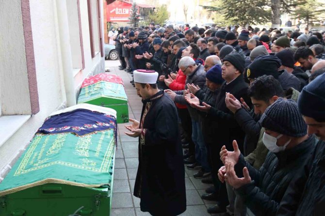 Depremde Hayatını Kaybeden Özlem Öğretmen Ve 5 Yaşındaki Kızı Toprağa Verildi